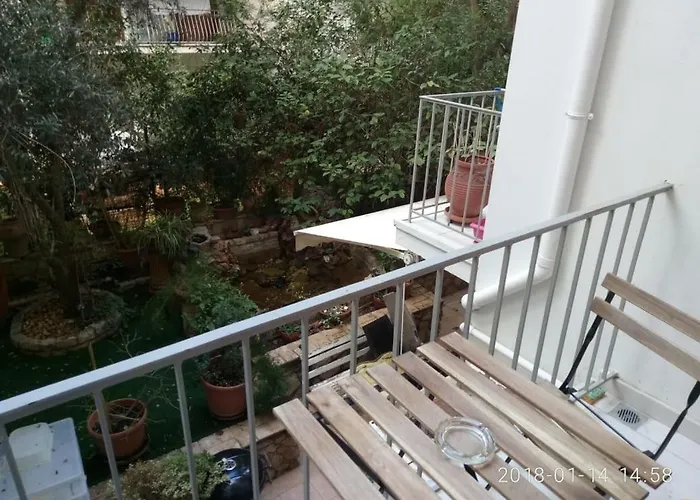 Modern, Ideally Located Studio
